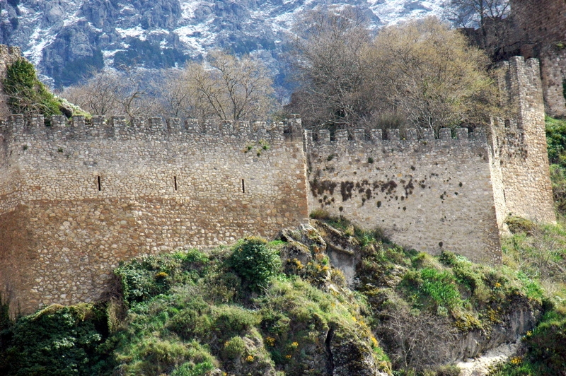 Castillo de Yedra. Murallas
