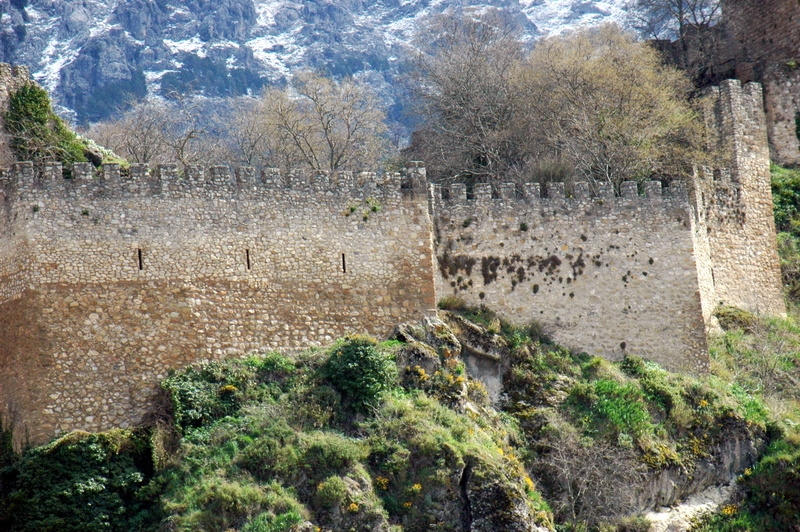 Castillo de Yedra. Murallas