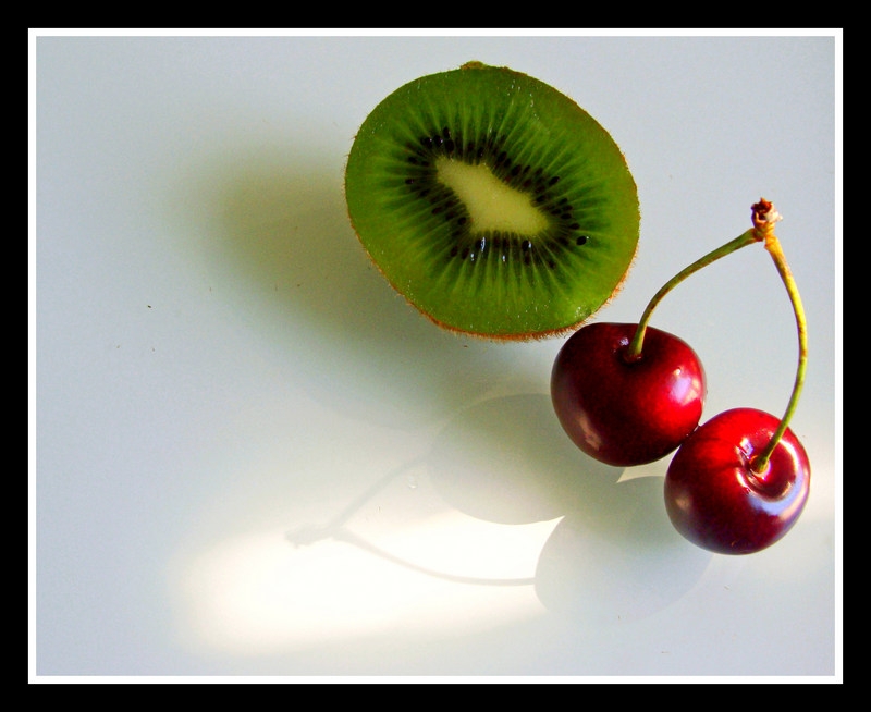 kiwi y cerezas