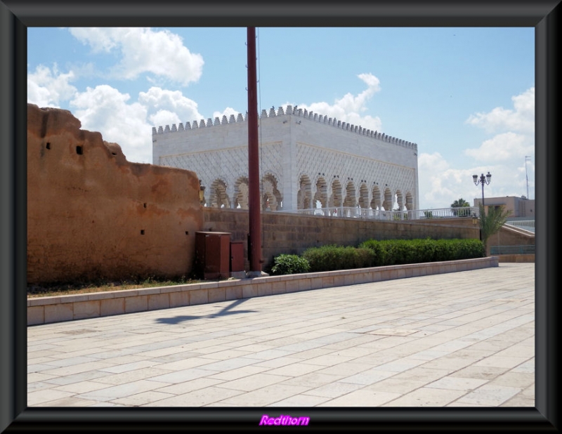 El mausoleo de Mohammed V en la distancia
