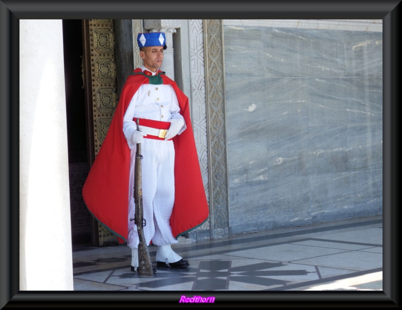 Vistoso uniforme de los guardianes del mausoleo