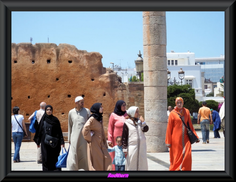Familias marroques visitando el mausoleo
