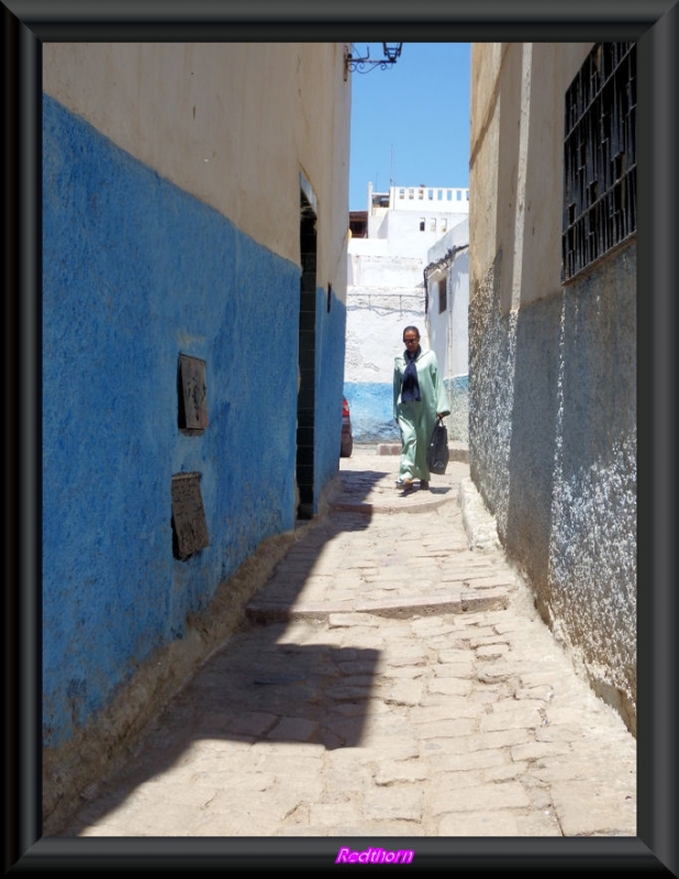 Caminante solitario por las calles de la Kasbah
