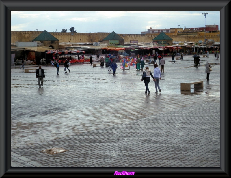 La plaza el-Hedime bajo la lluvia