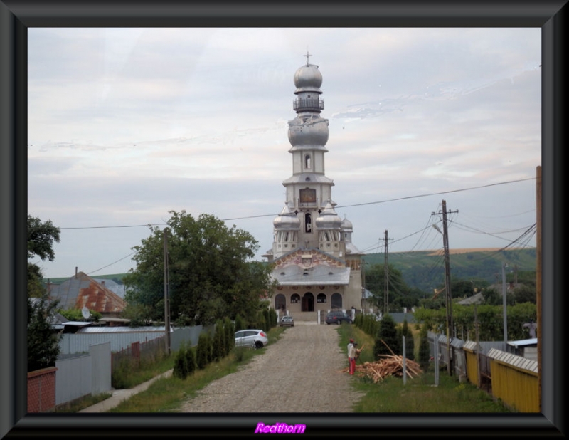 Una iglesia ortodoxa en el camino