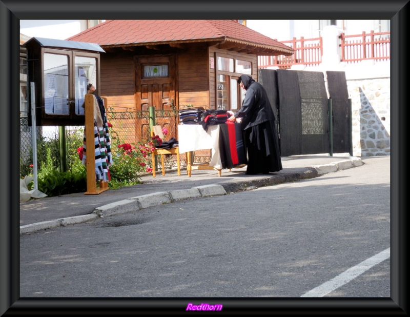 Monja ortodoxa vendiendo objetos tpicos a la entrada del monasterio
