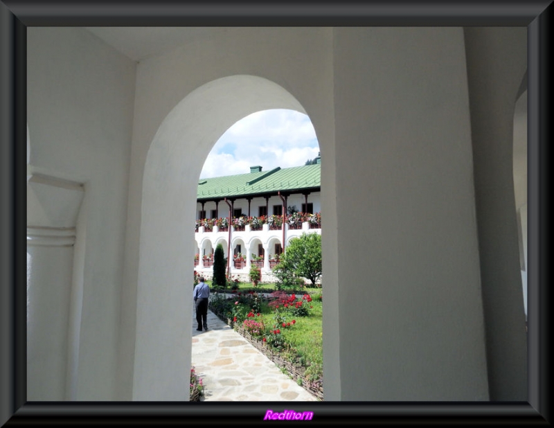 Vista del jardn del monasterio, desde un arco