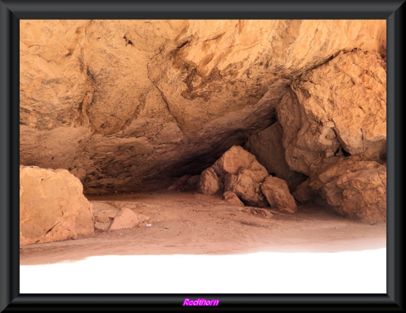 Una pequea gruta en la garganta