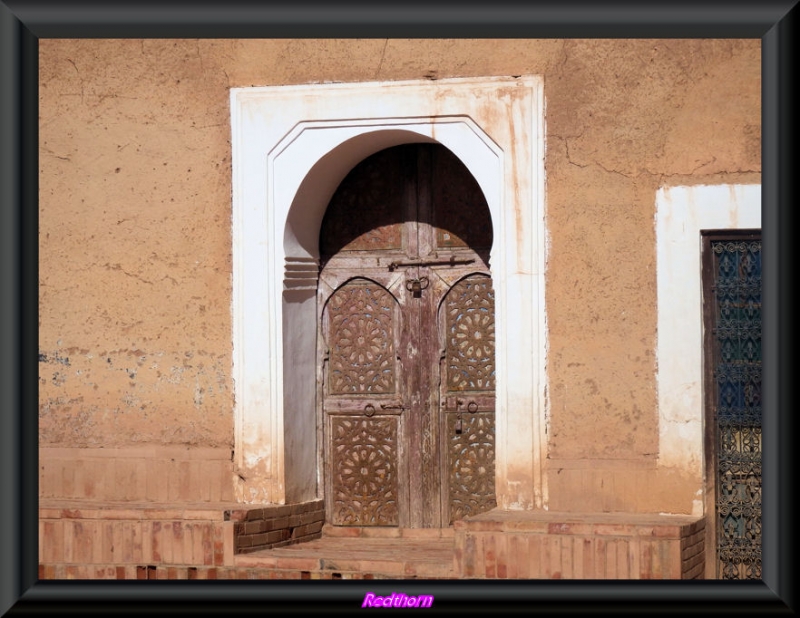 Puerta de madera decorada en el palacio Taourrirt