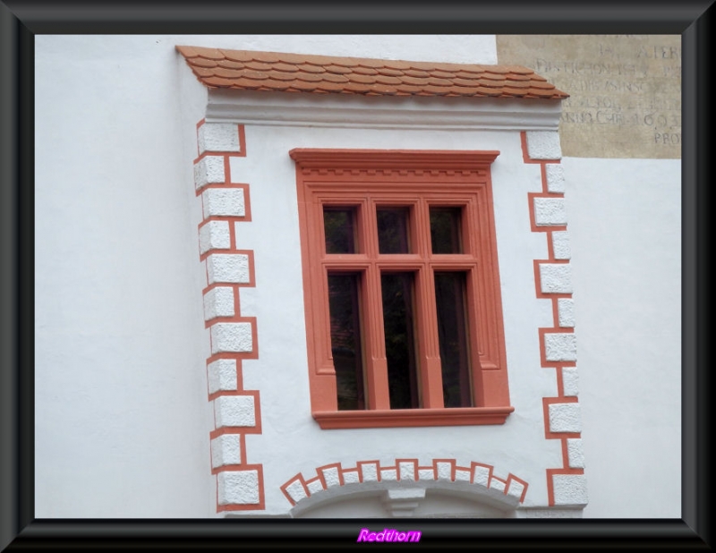 Una ventana con decoracin