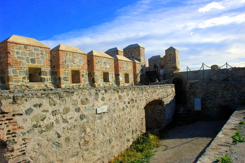 Muralla y foso.