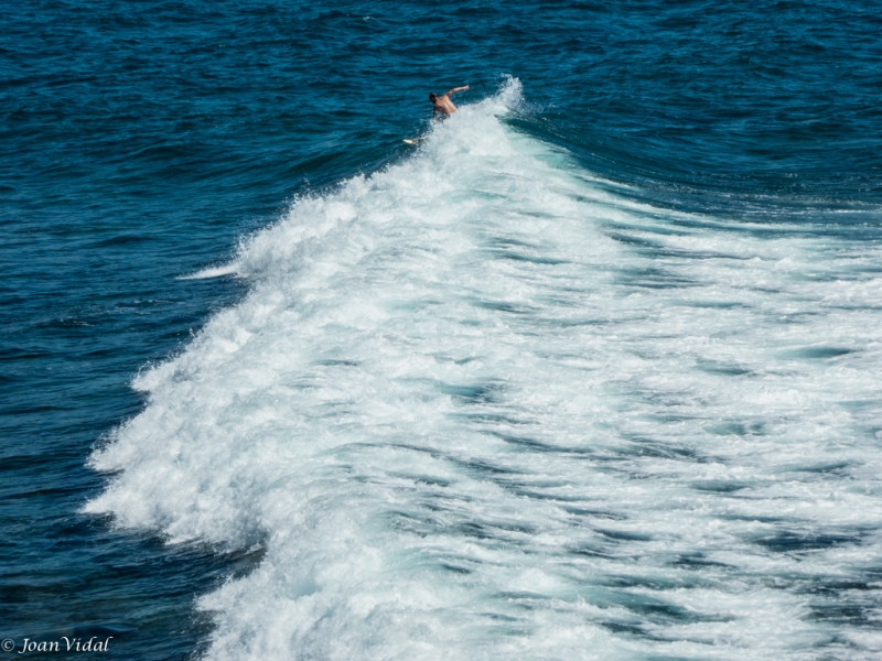 cabalgando sobre las olas