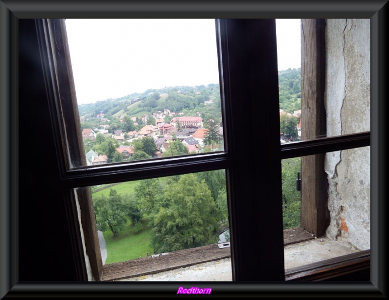 Atravs de la ventana en el castillo de Bran