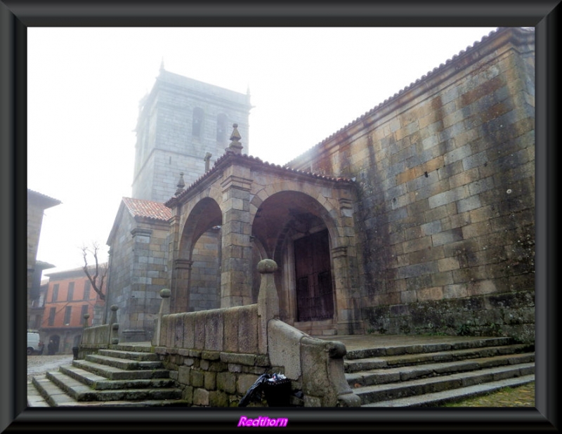 La iglesia de La Alberca entre la niebla