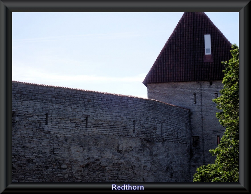 Murallas de la ciudad vieja con torre defensiva