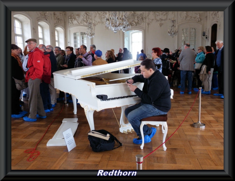 Afinando el piano, mientras desfilan los turistas