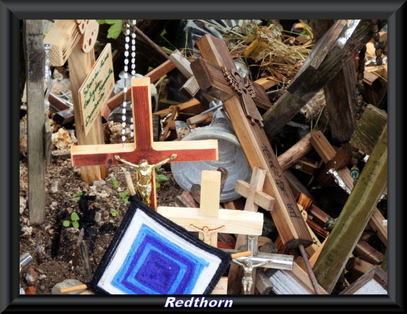 An tumbadas, las cruces mantienen su significacin