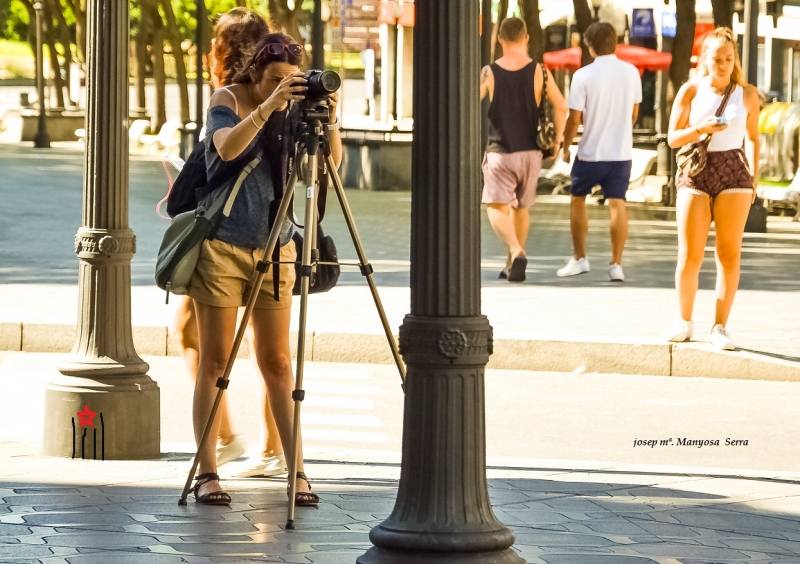 Col-lega retratant al monument (Tarragona)