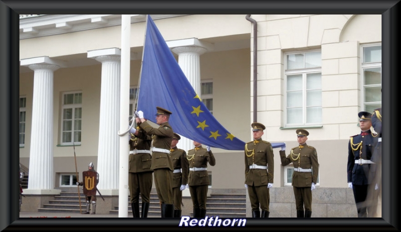 En primer lugar se iza la bandera de la Unin Europea