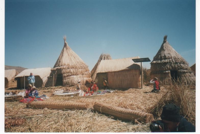 isla los uros, sobre el majestuoso lago Titicaca