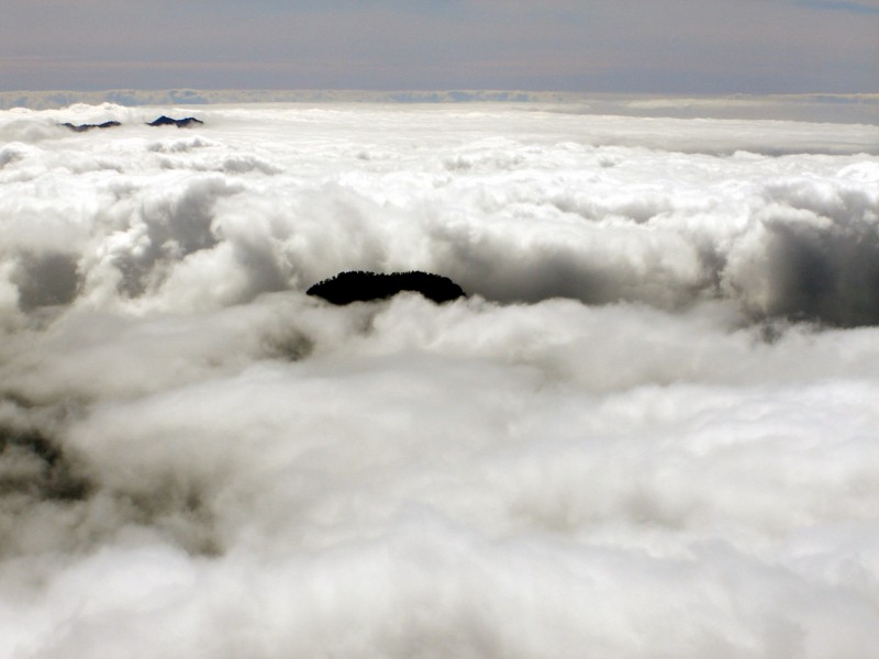 Surgiendo De Entre Las Nubes