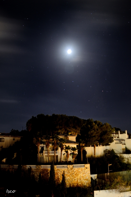 Luna sobre la colina