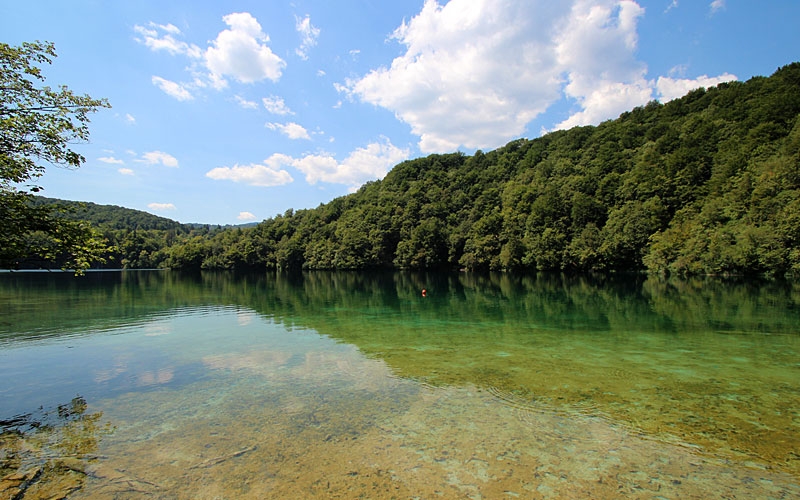 lago en el parque natural de plitvice