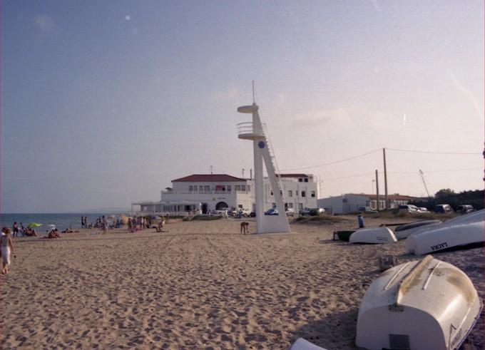 Playa de La Marina y hotel.