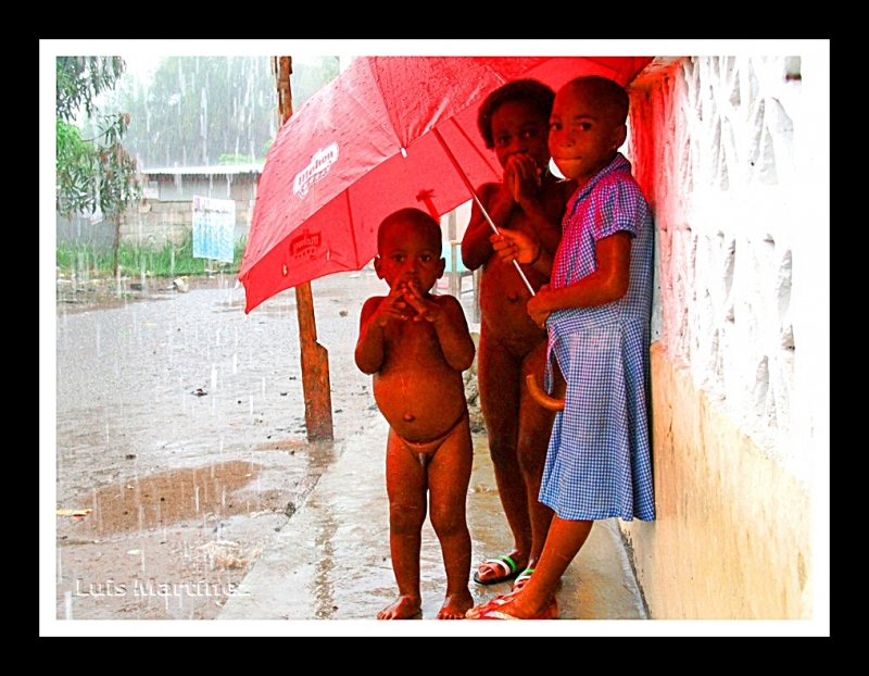 Nios bajo la lluvia