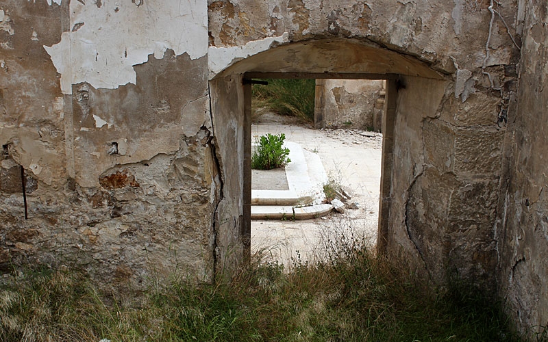 Puerta hacia antigua iglesia Mequinensa