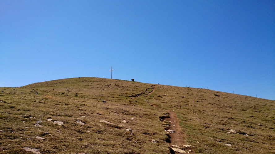 Llegando a la cima del Taga 2032 m.