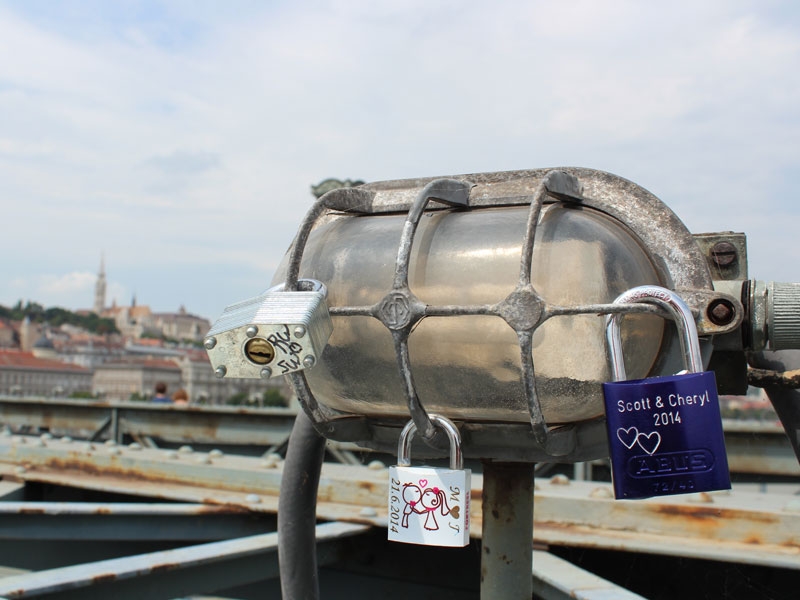 Los candados en los puentes tambin llegan a Budapest