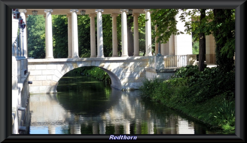 Puente sobre el estanque