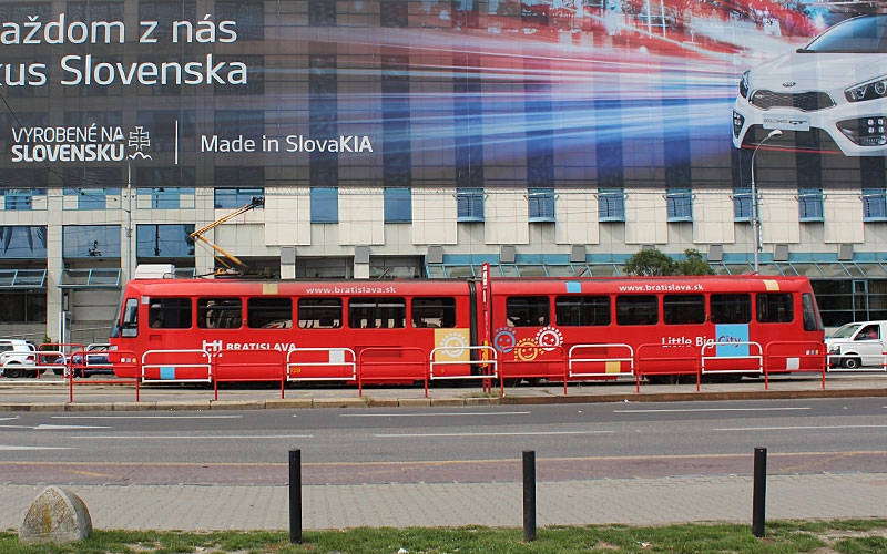 Tranvia y Kia en eslovaquia