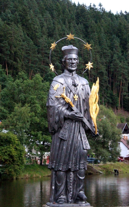 estatua en el puente dorada