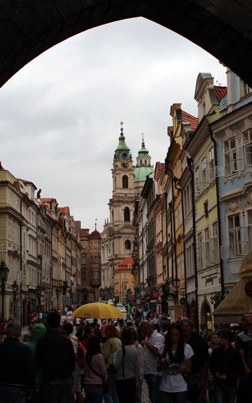 Calle de puente de Carlos en Praga