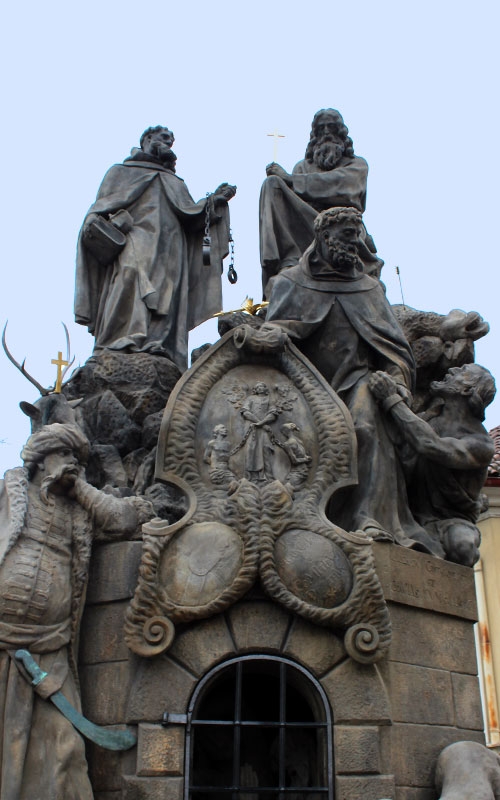 Estatuas en puente de Carlos II