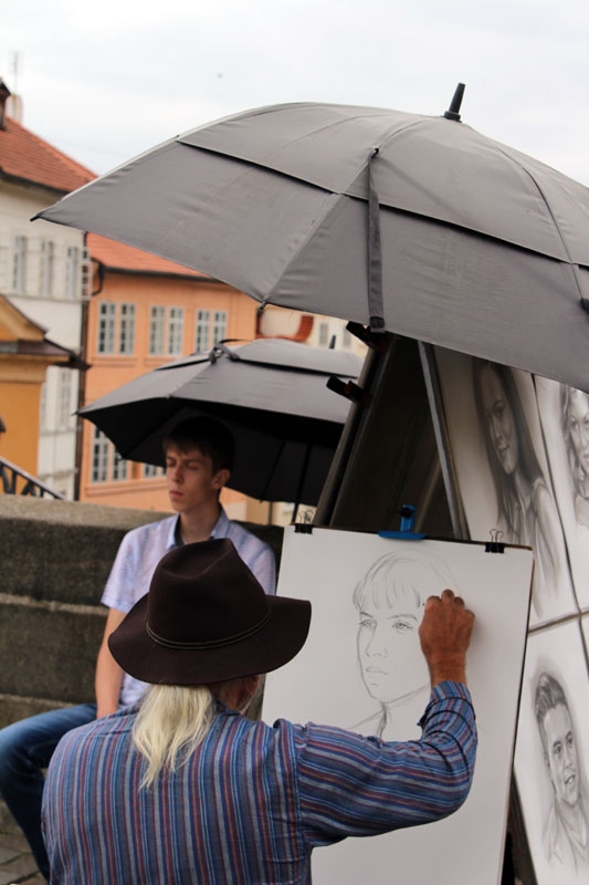 dibujante en puente de Carlos Praga