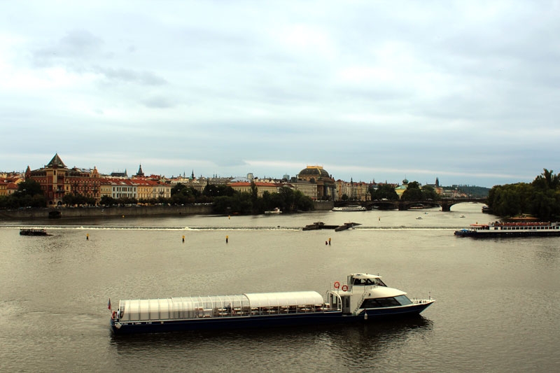 Barcaza en ro Moldava