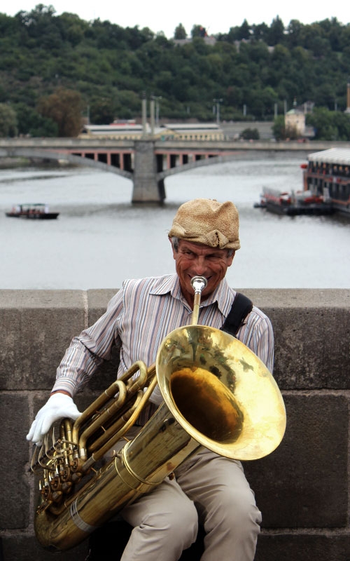 Tocando la tuba en el puente de Carlos Praga