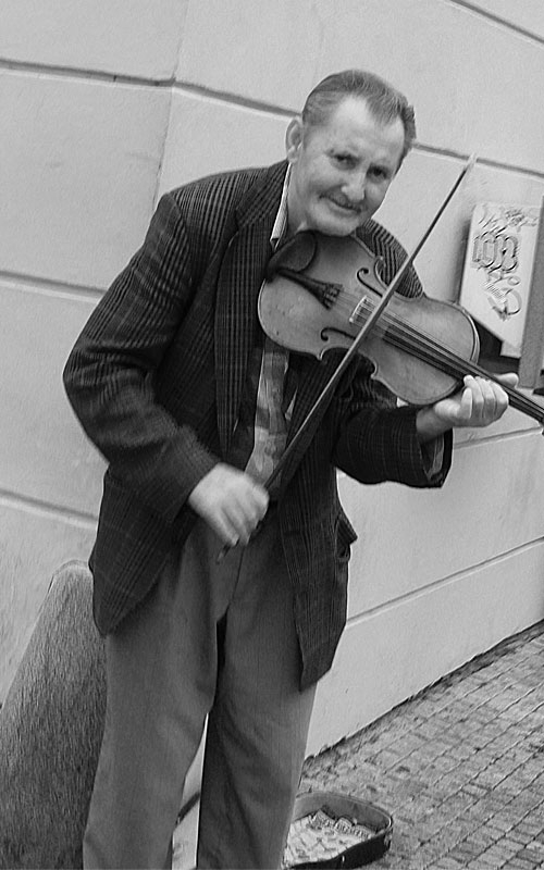 Tocando el violn en una calle de praga