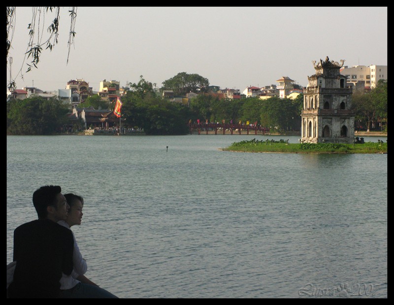 Junto al lago Hoan Kiem