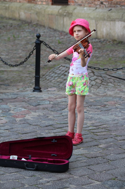 Nia tocando el violin