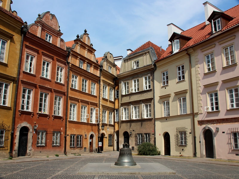 Plaza de kanonia en el casco antiguo de Varsovia