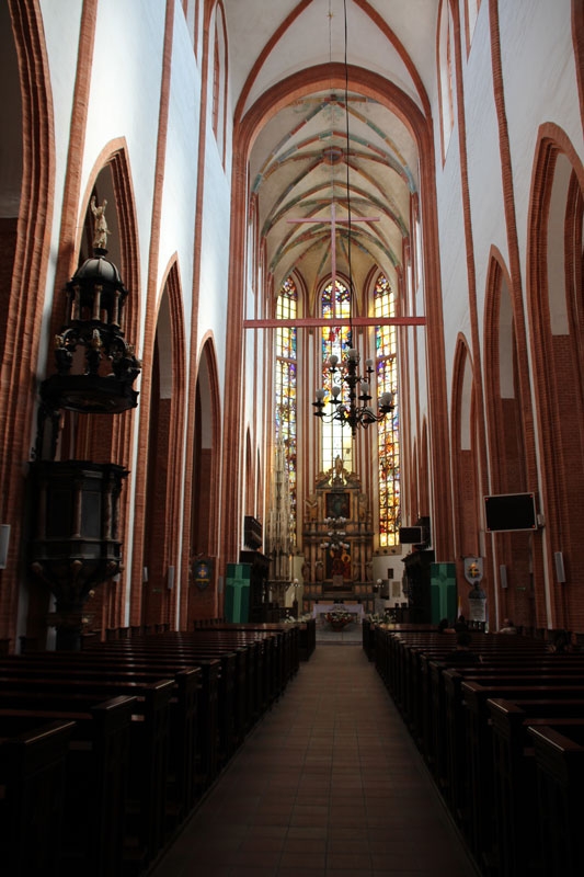 Interior Baslica de Santa Isabel de Hungra