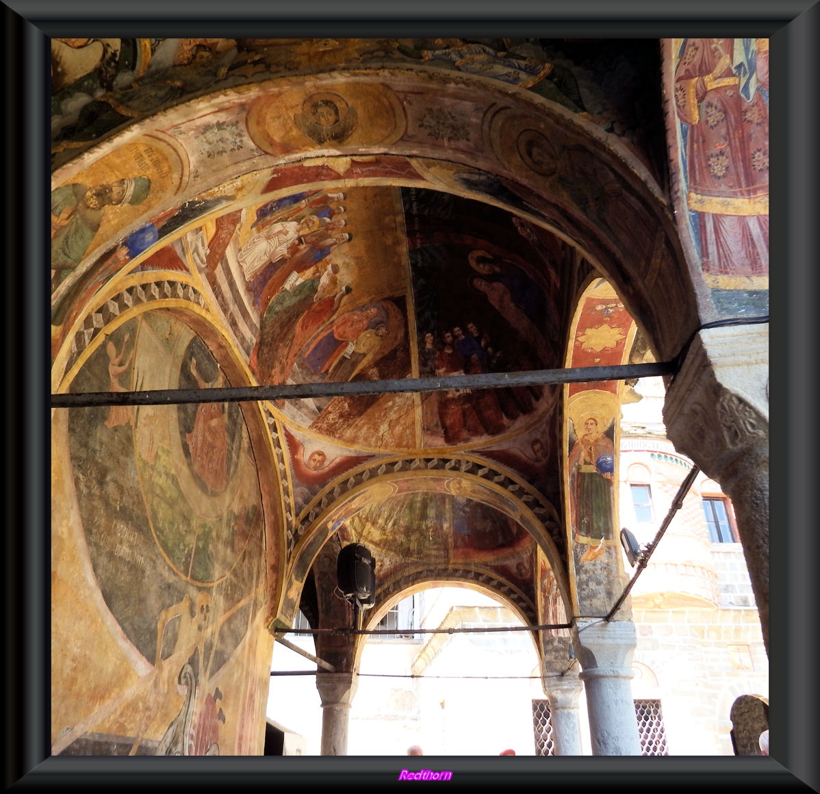 Pinturas religiosas en las bvedas exteriores d3el monasterio