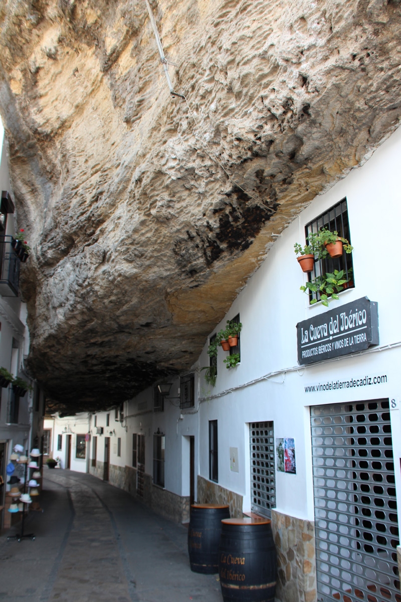 Casas bajo rocas