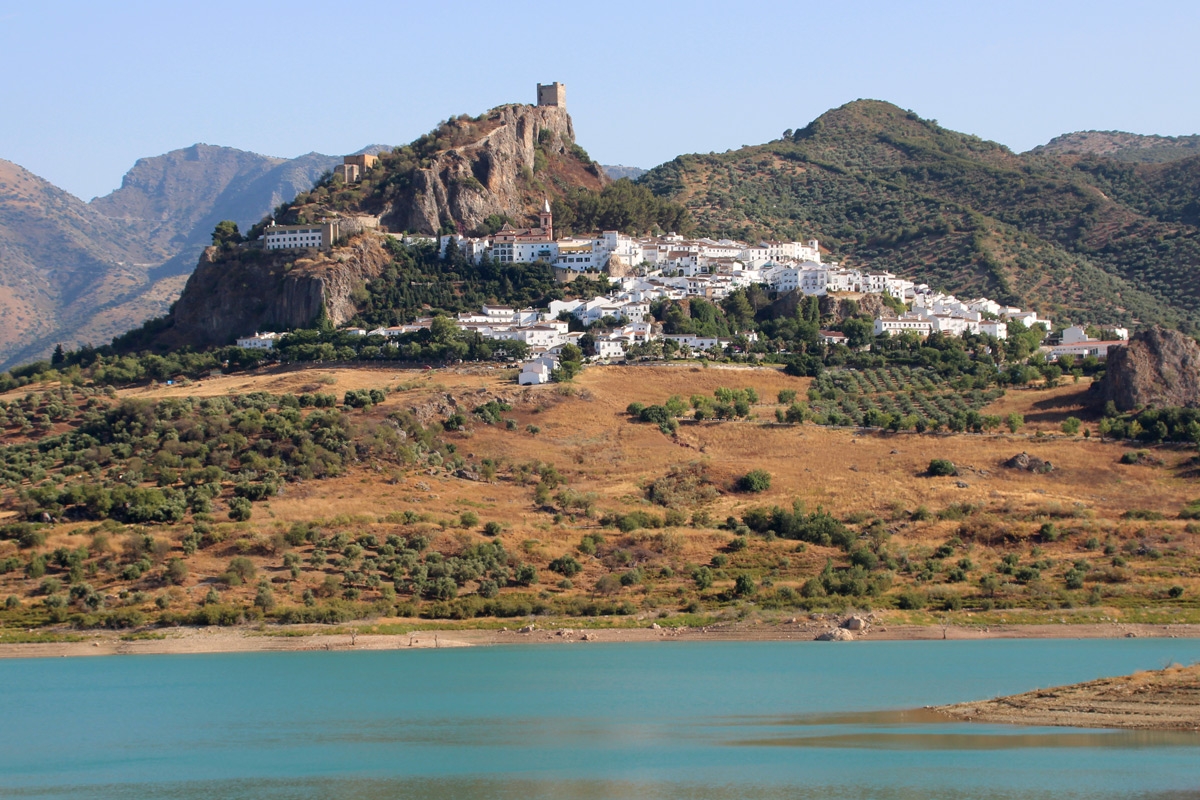 Zahara de la Sierra desde el embalse