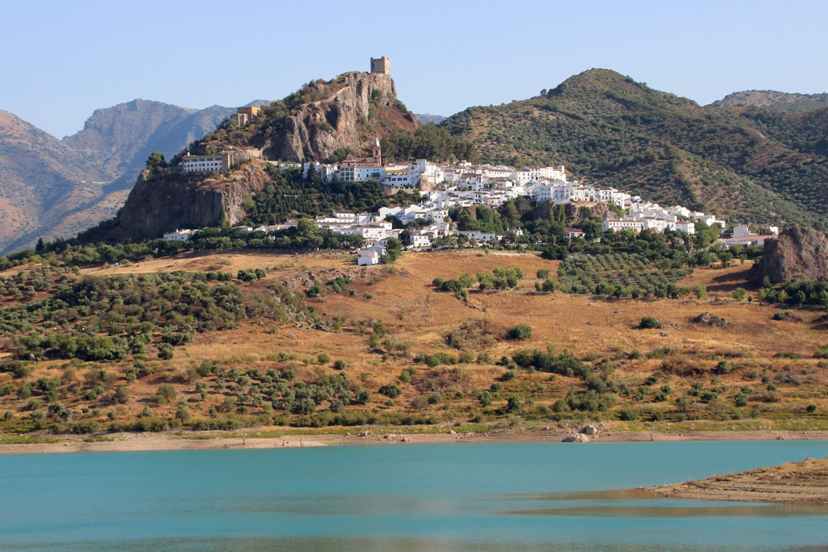 Zahara de la Sierra desde el embalse