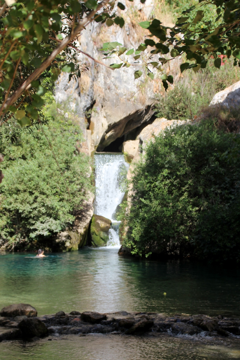 cascada cueva del gato